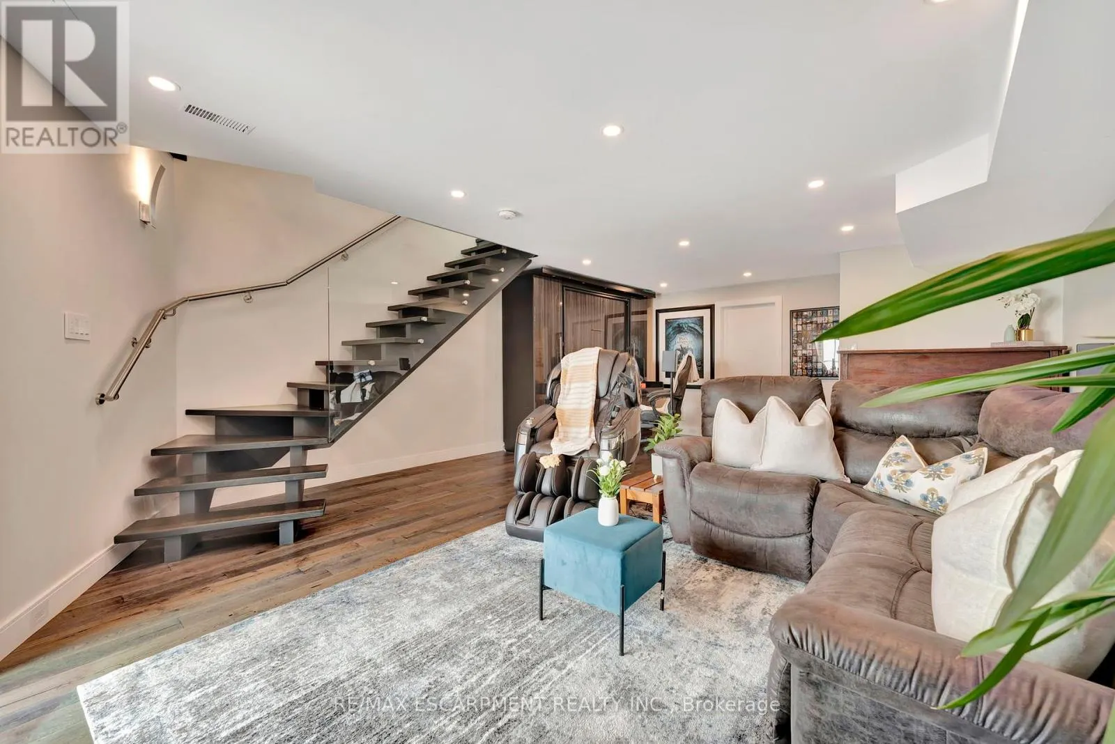 3 - 2136 OLD LAKESHORE ROAD