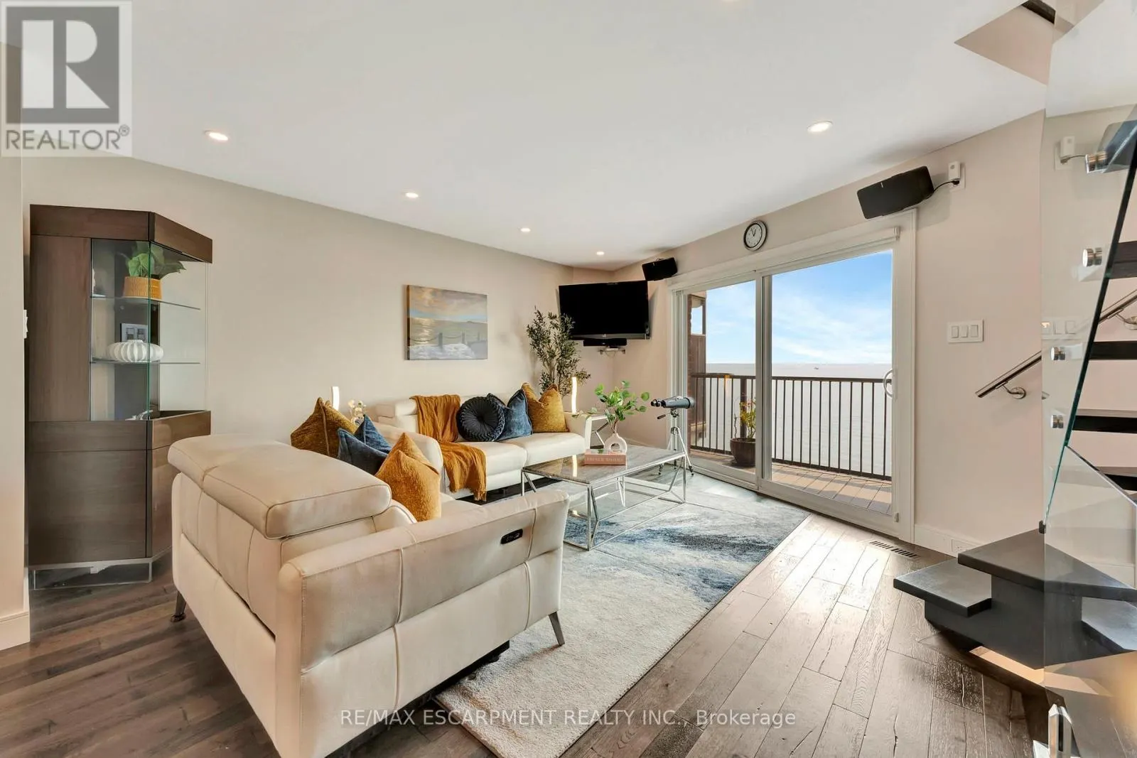 3 - 2136 OLD LAKESHORE ROAD