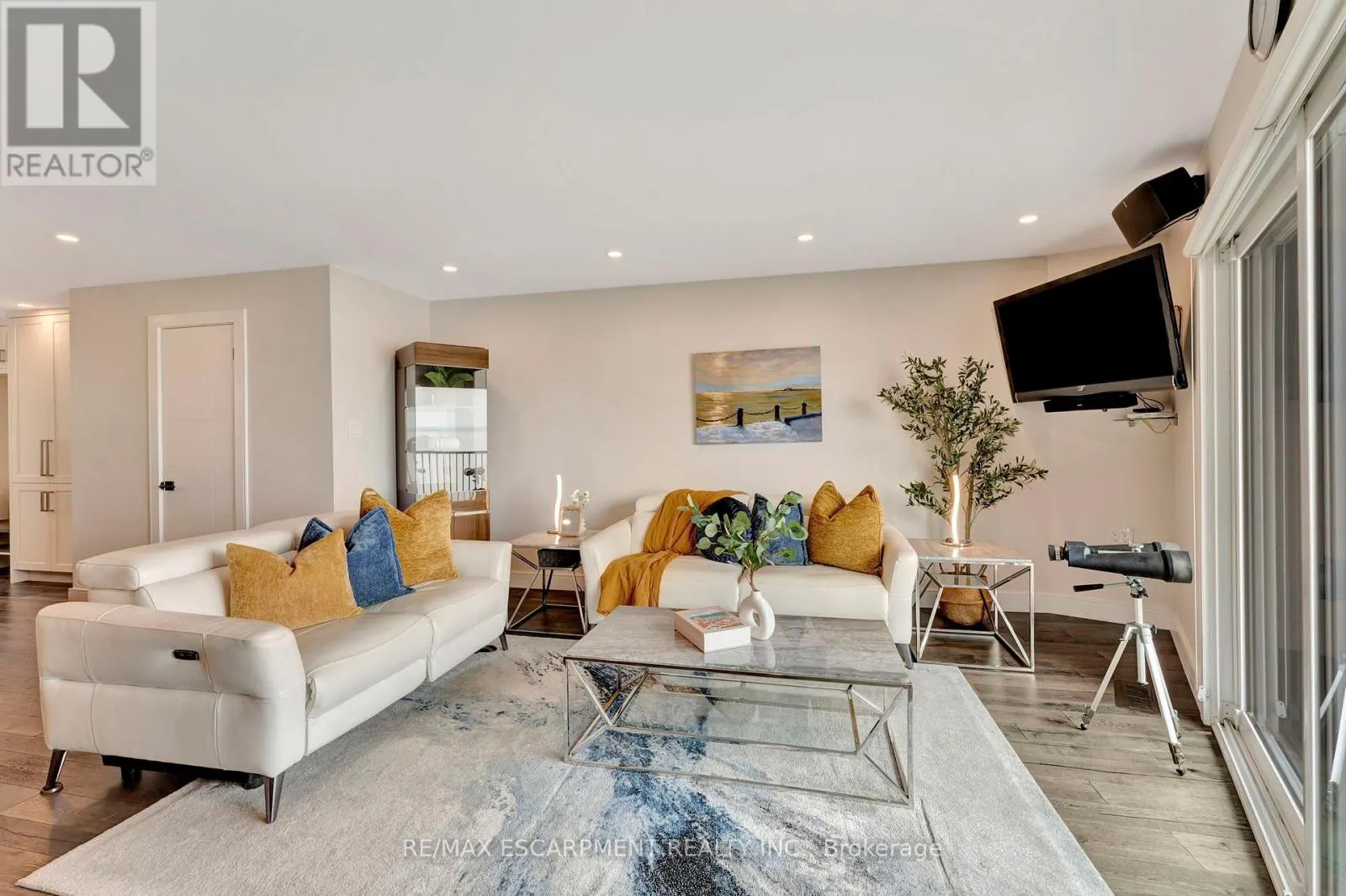 3 - 2136 OLD LAKESHORE ROAD