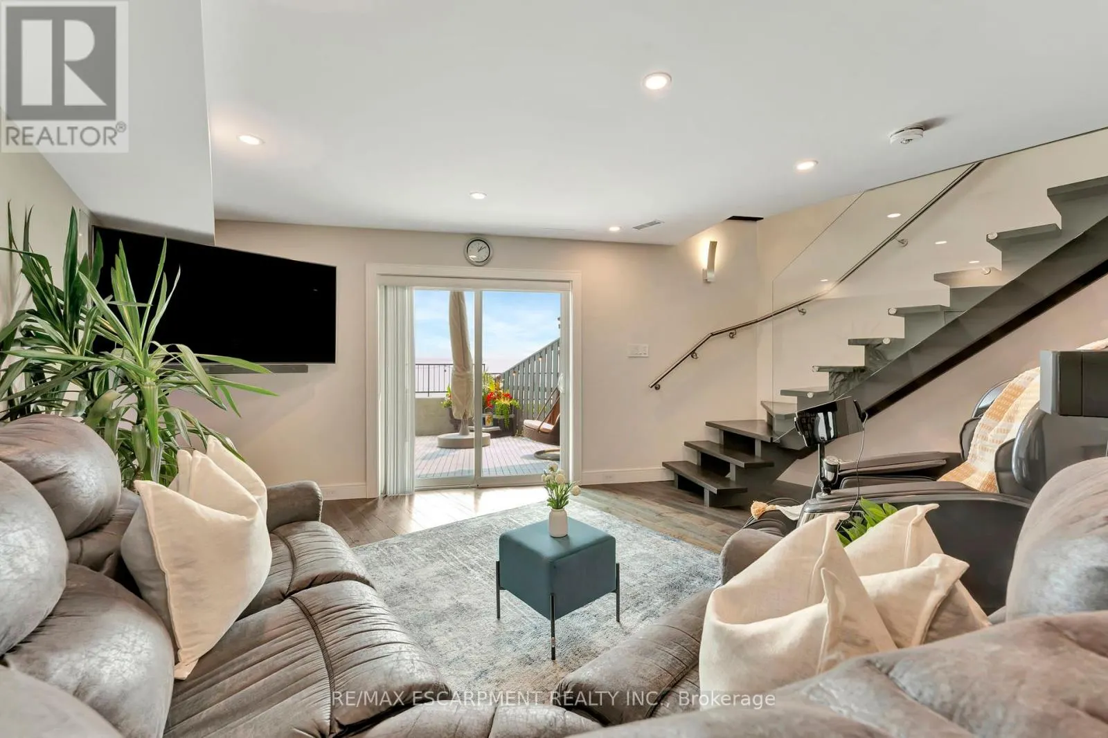 3 - 2136 OLD LAKESHORE ROAD