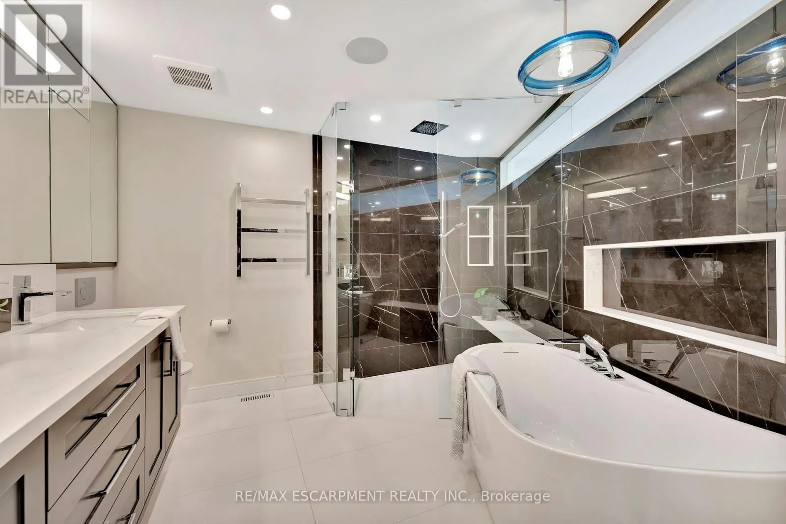 3 - 2136 OLD LAKESHORE ROAD