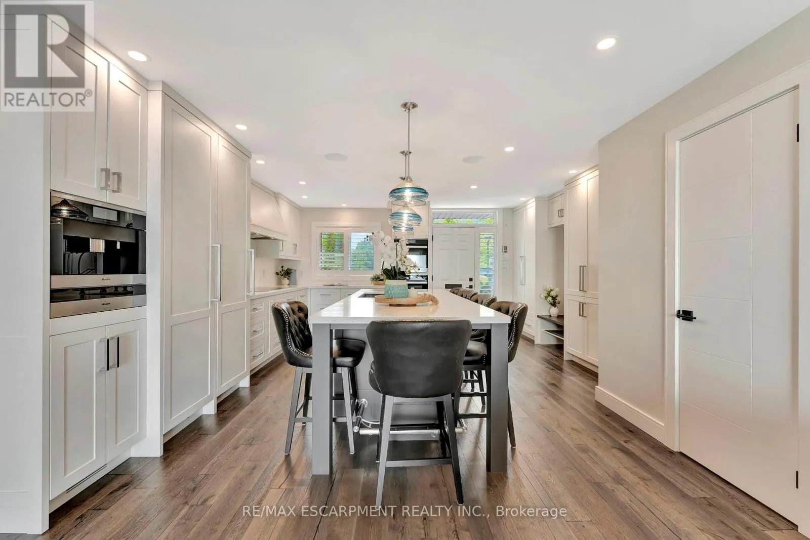 3 - 2136 OLD LAKESHORE ROAD