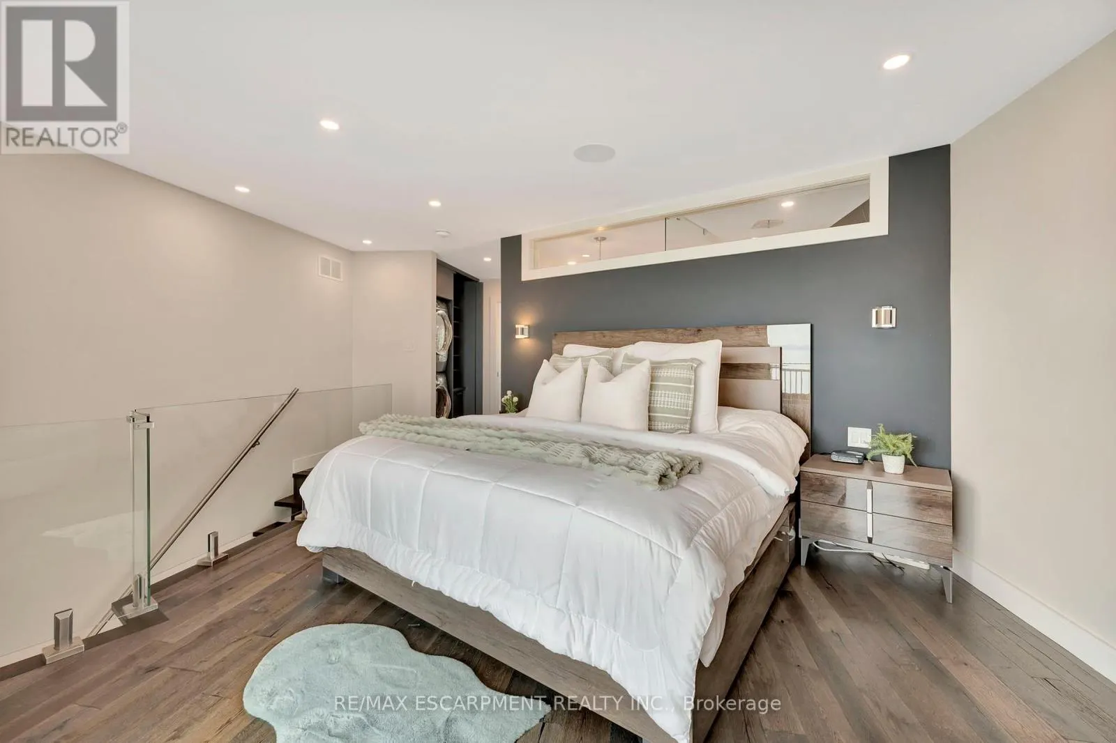 3 - 2136 OLD LAKESHORE ROAD