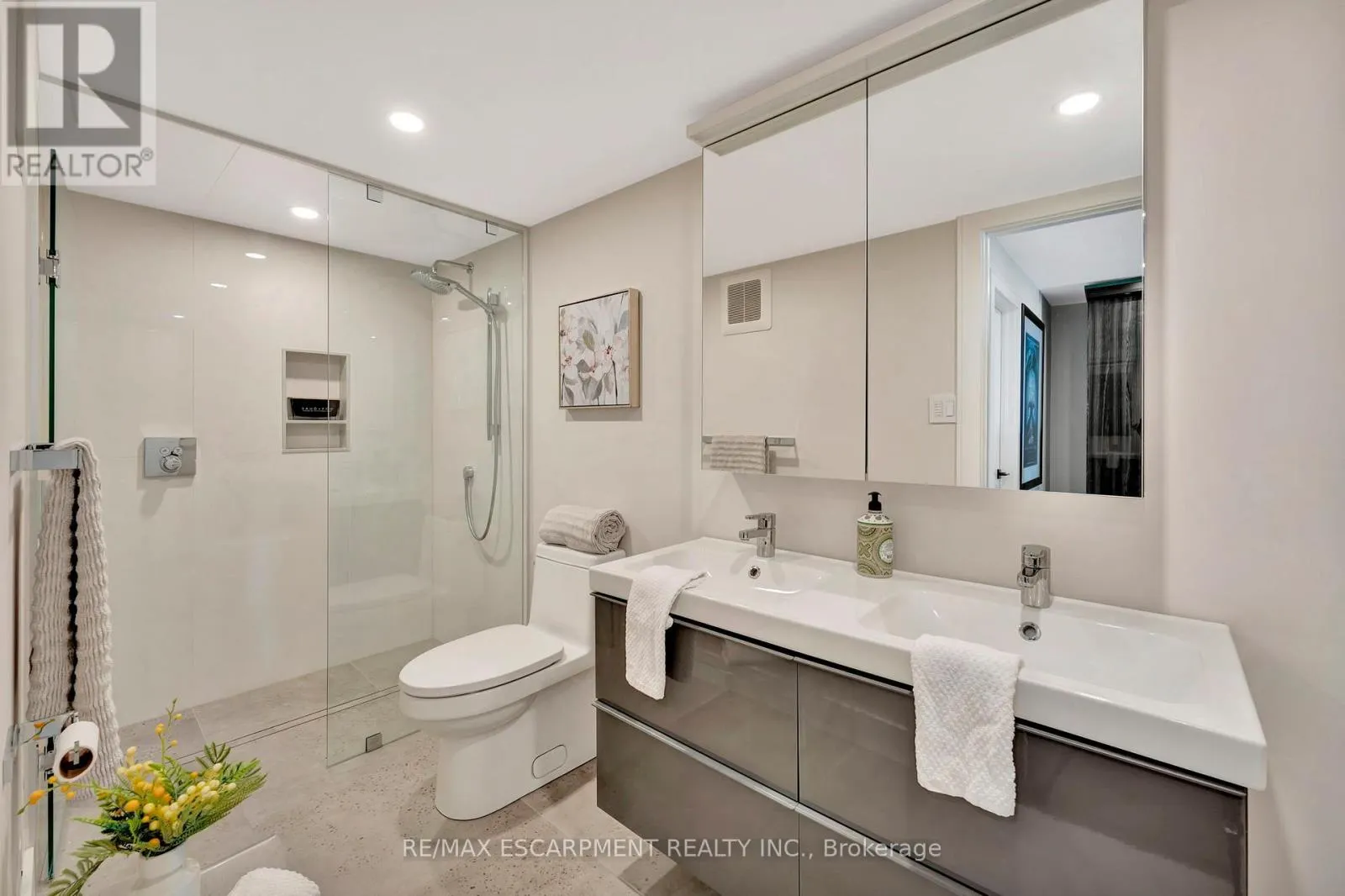 3 - 2136 OLD LAKESHORE ROAD