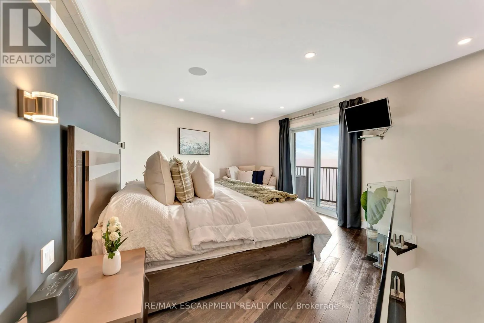 3 - 2136 OLD LAKESHORE ROAD