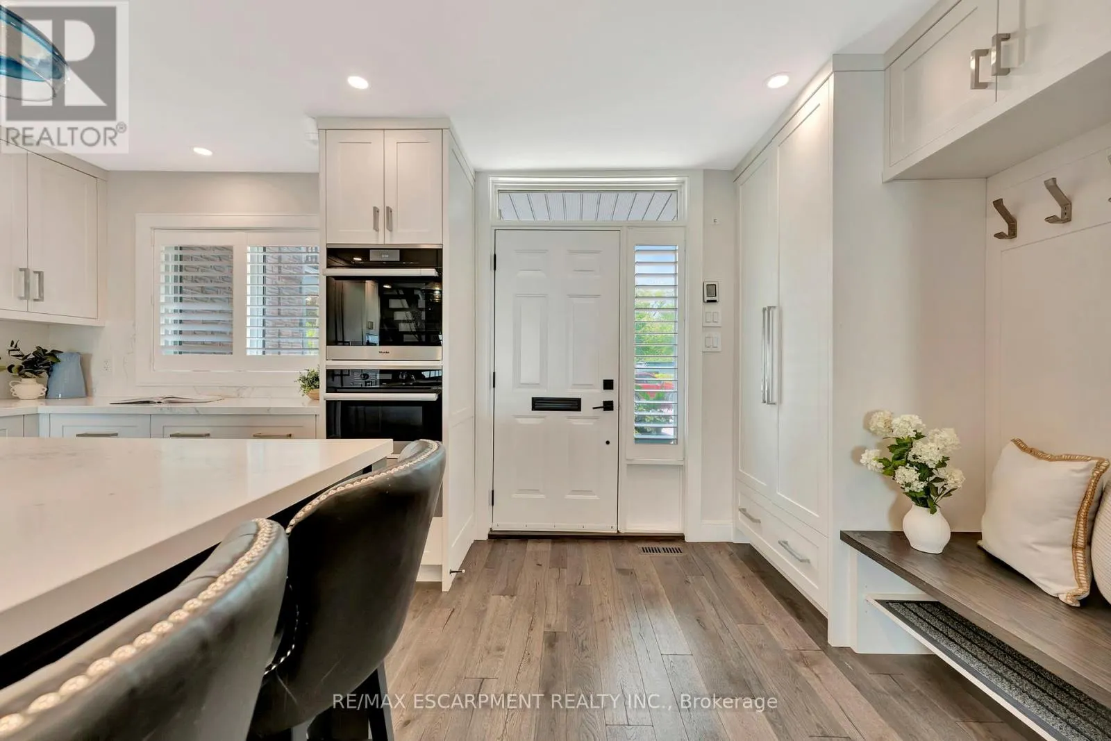 3 - 2136 OLD LAKESHORE ROAD