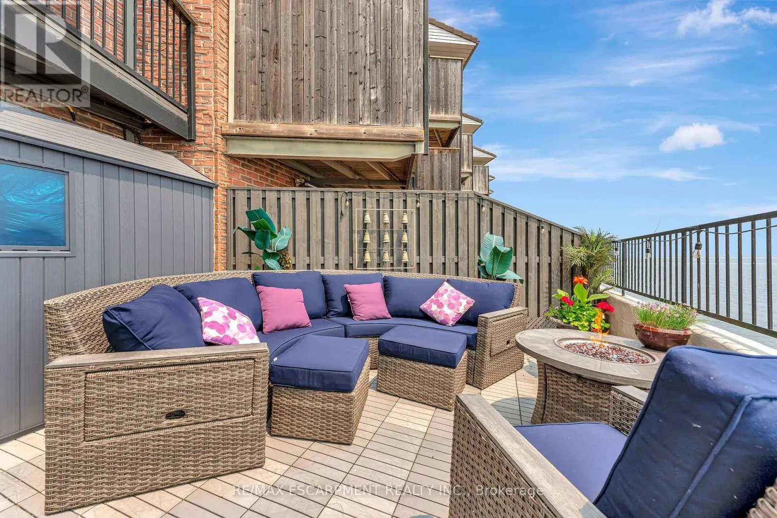 3 - 2136 OLD LAKESHORE ROAD