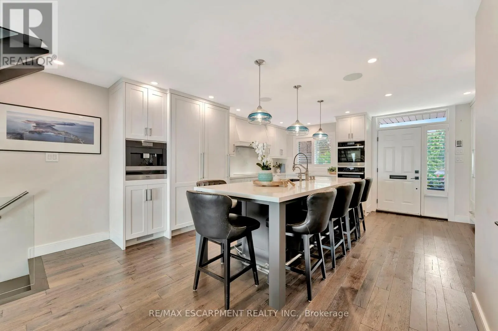 3 - 2136 OLD LAKESHORE ROAD