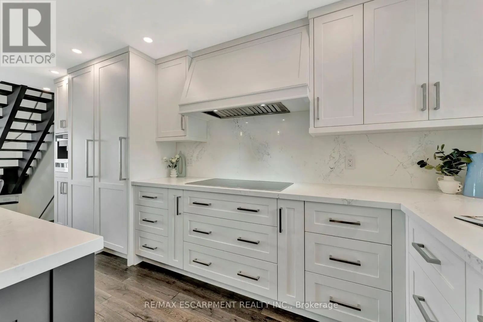 3 - 2136 OLD LAKESHORE ROAD