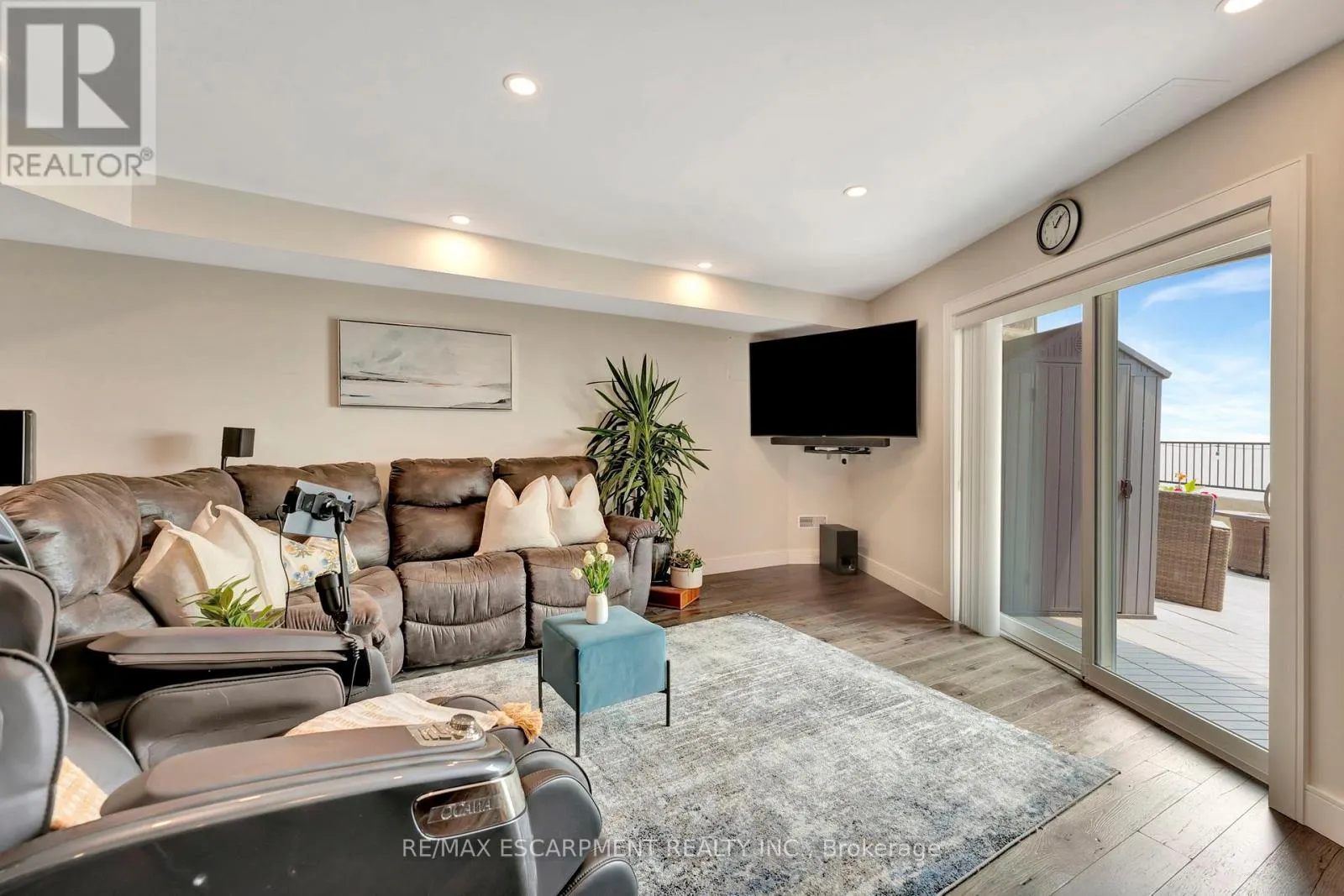 3 - 2136 OLD LAKESHORE ROAD