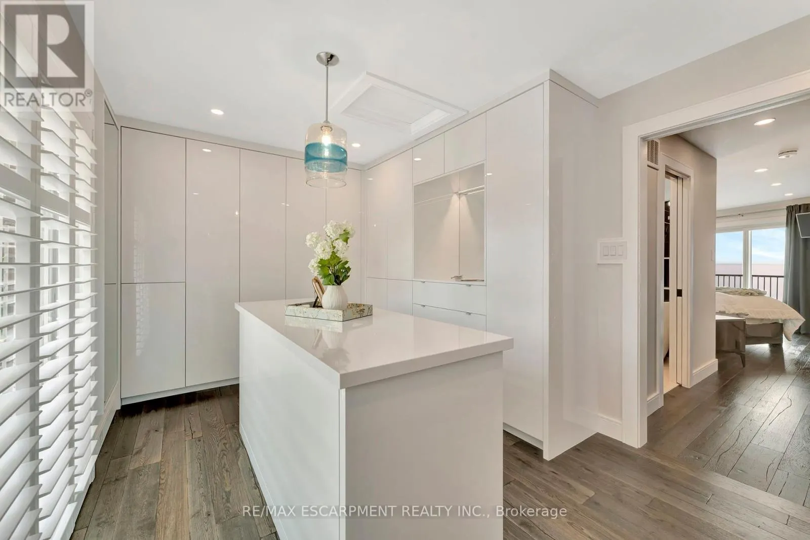 3 - 2136 OLD LAKESHORE ROAD
