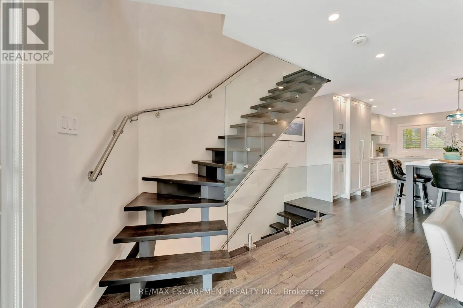 3 - 2136 OLD LAKESHORE ROAD