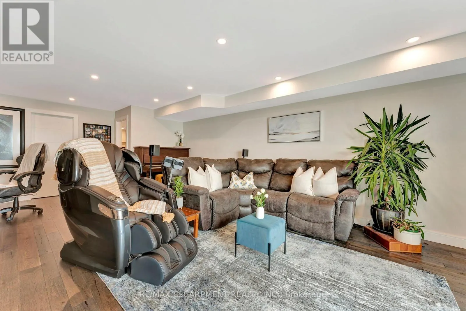 3 - 2136 OLD LAKESHORE ROAD