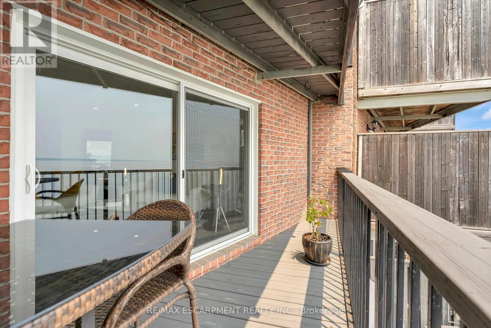 3 - 2136 OLD LAKESHORE ROAD