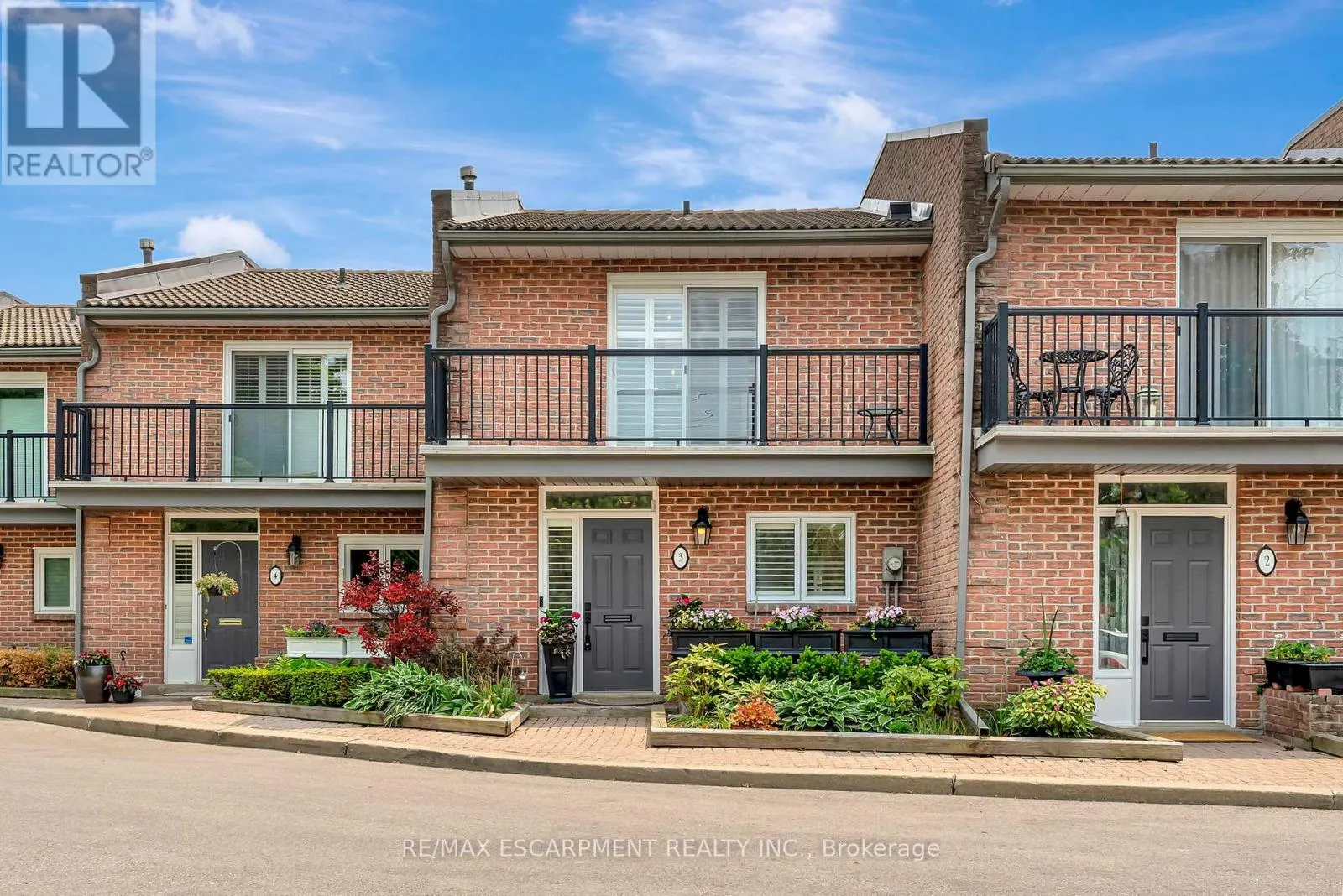 3 - 2136 OLD LAKESHORE ROAD