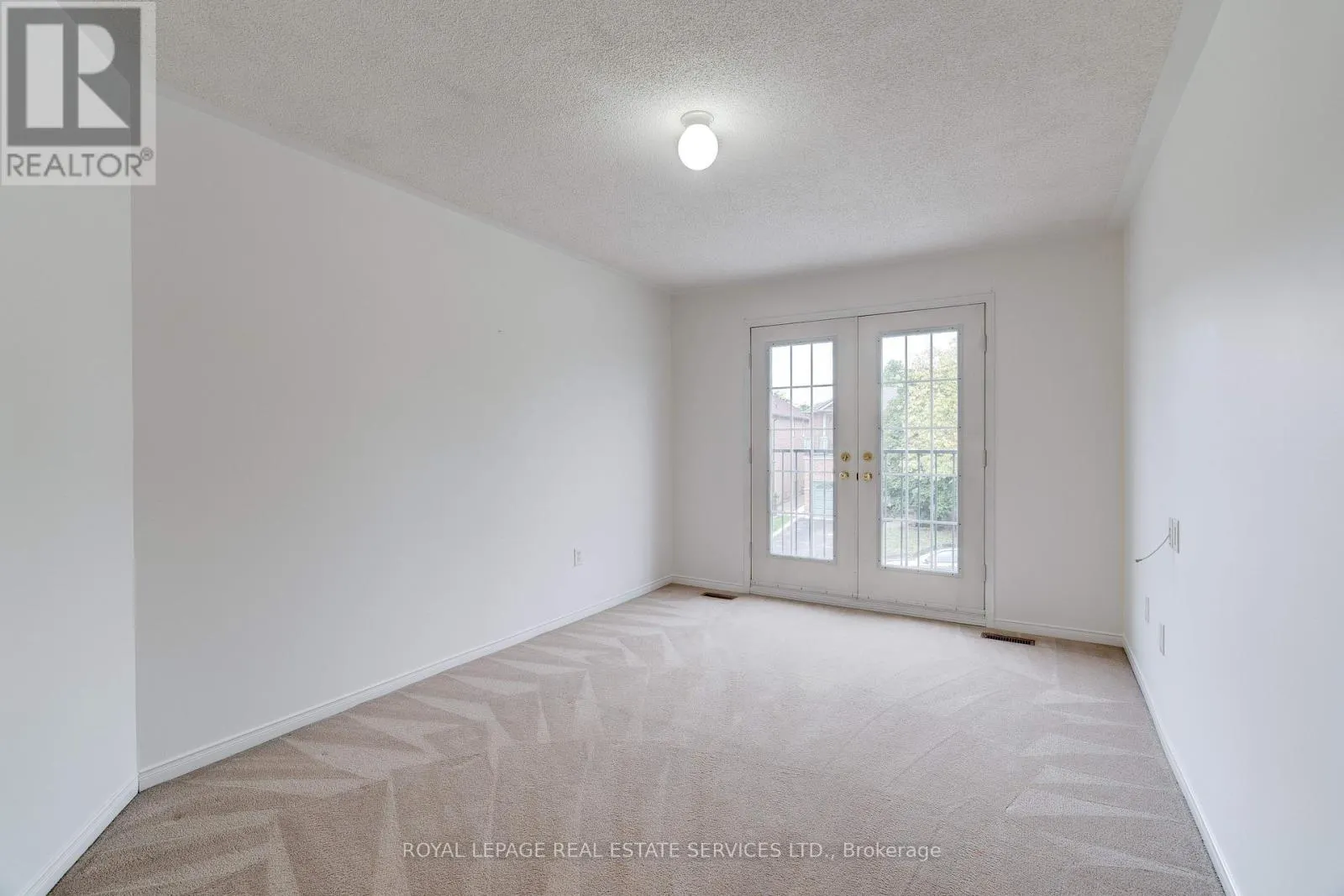 363 RAVINEVIEW WAY