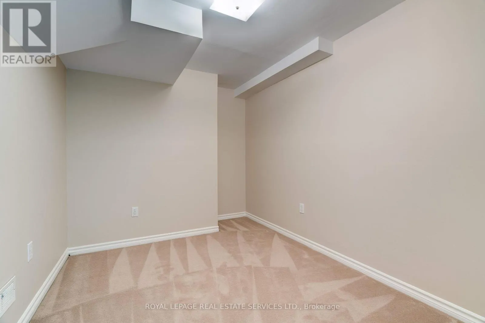 363 RAVINEVIEW WAY