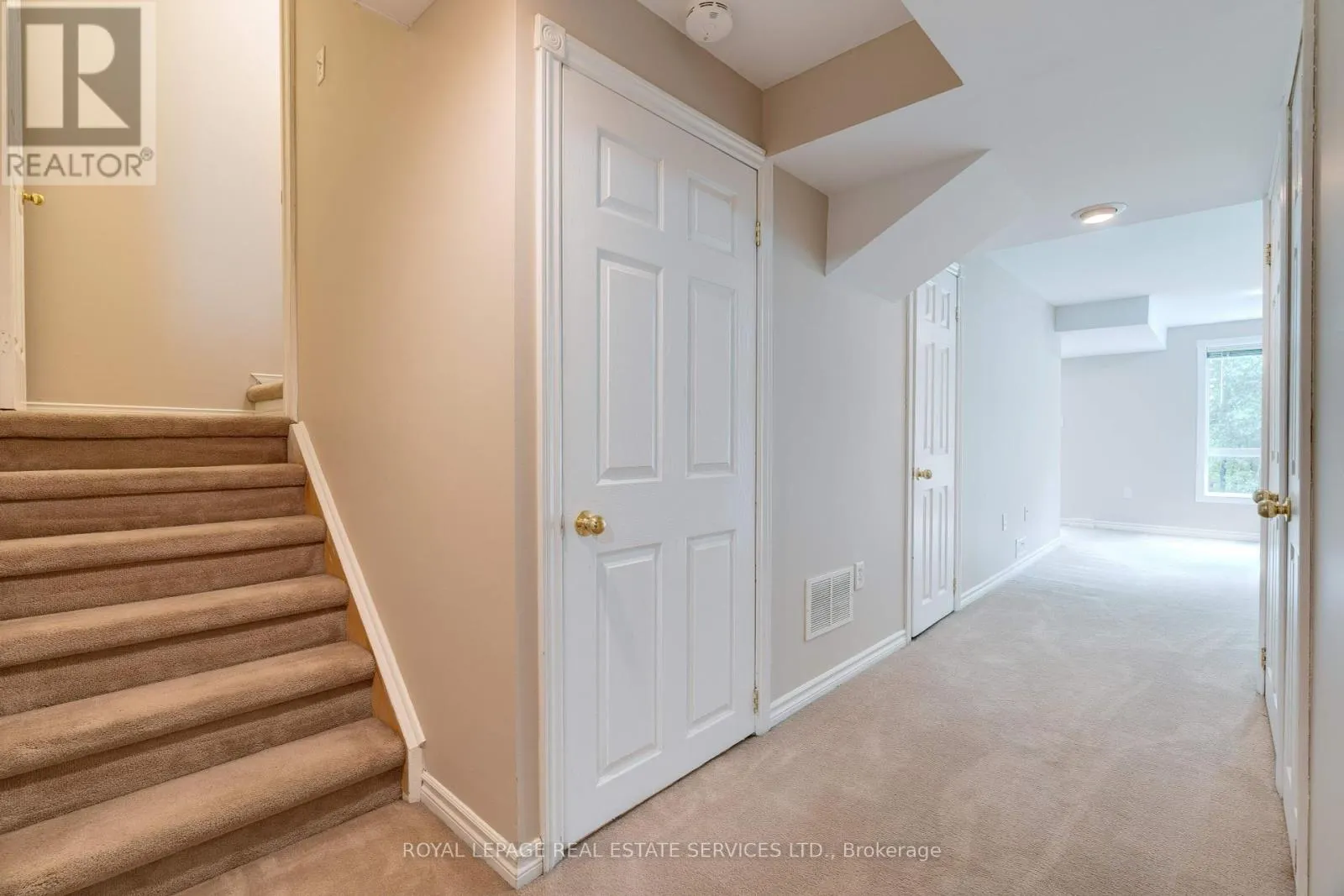 363 RAVINEVIEW WAY