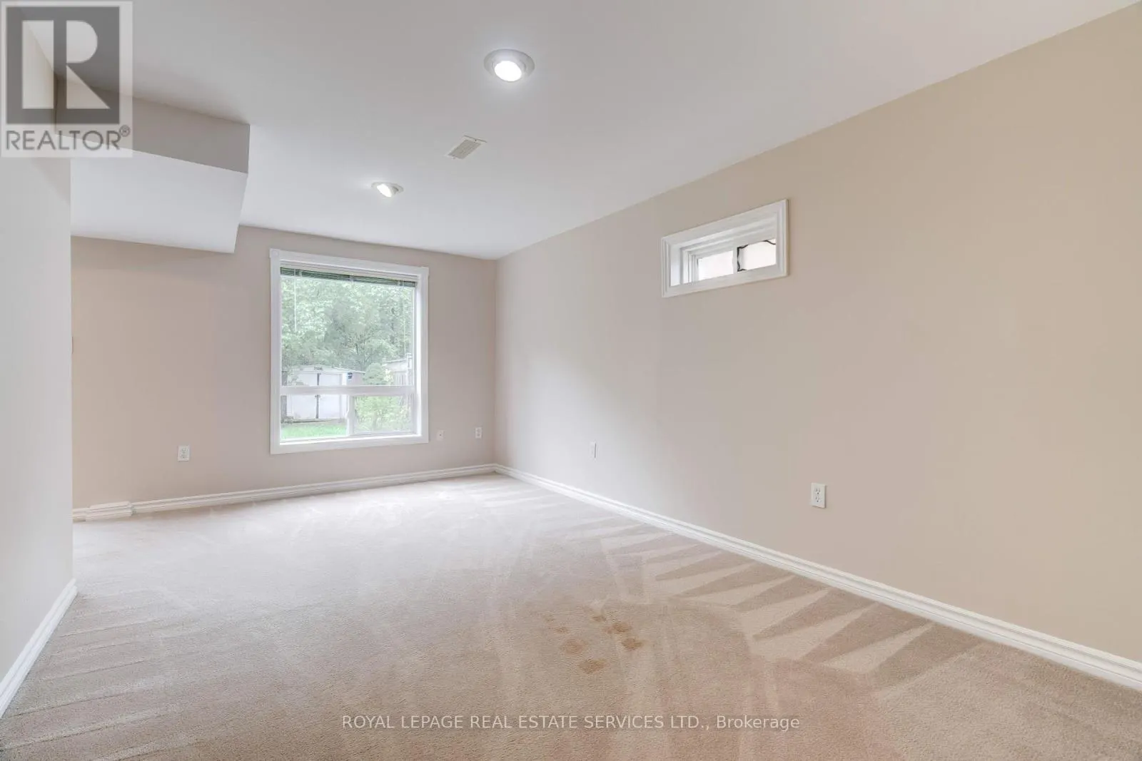 363 RAVINEVIEW WAY
