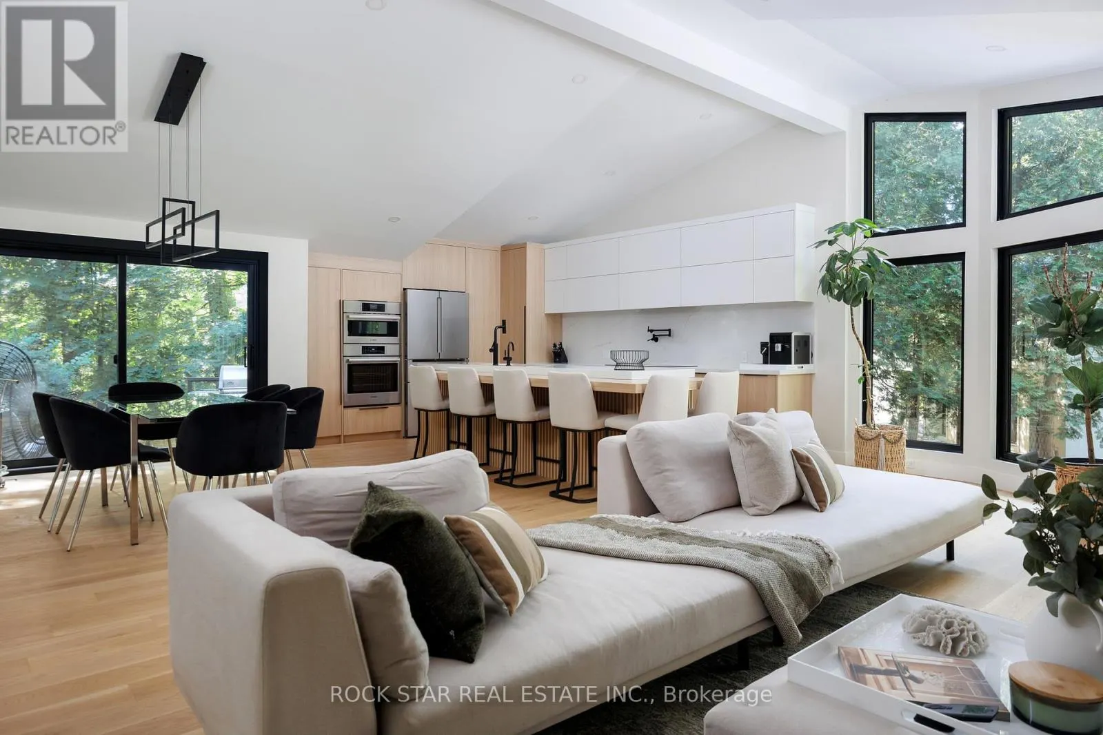 1113 GREENOAKS DRIVE