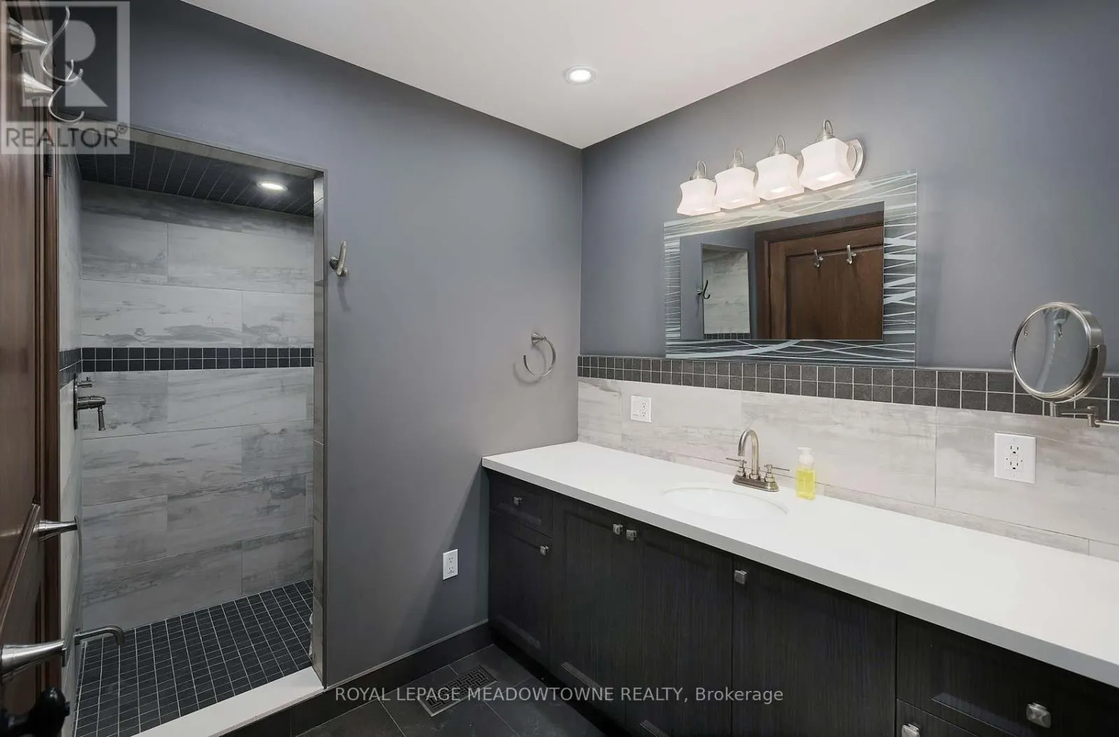 307 QUEEN STREET S