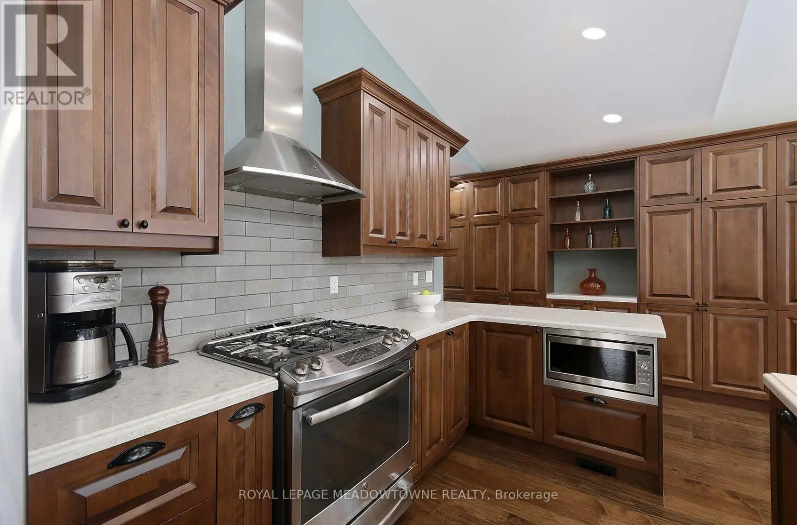 307 QUEEN STREET S