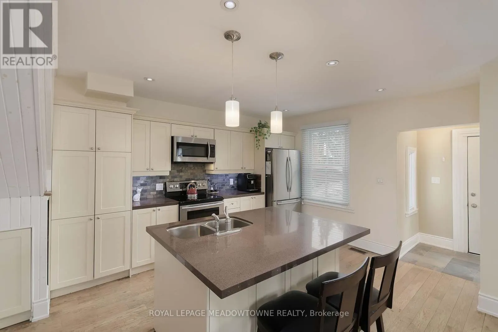 307 QUEEN STREET S