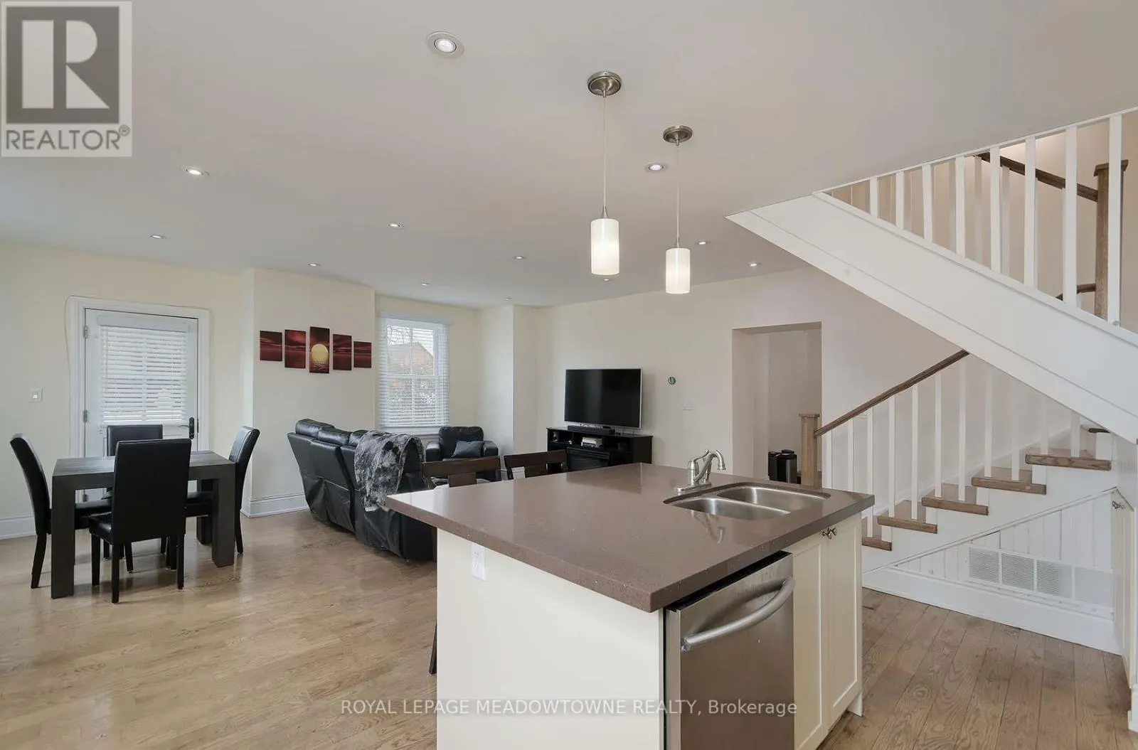 307 QUEEN STREET S