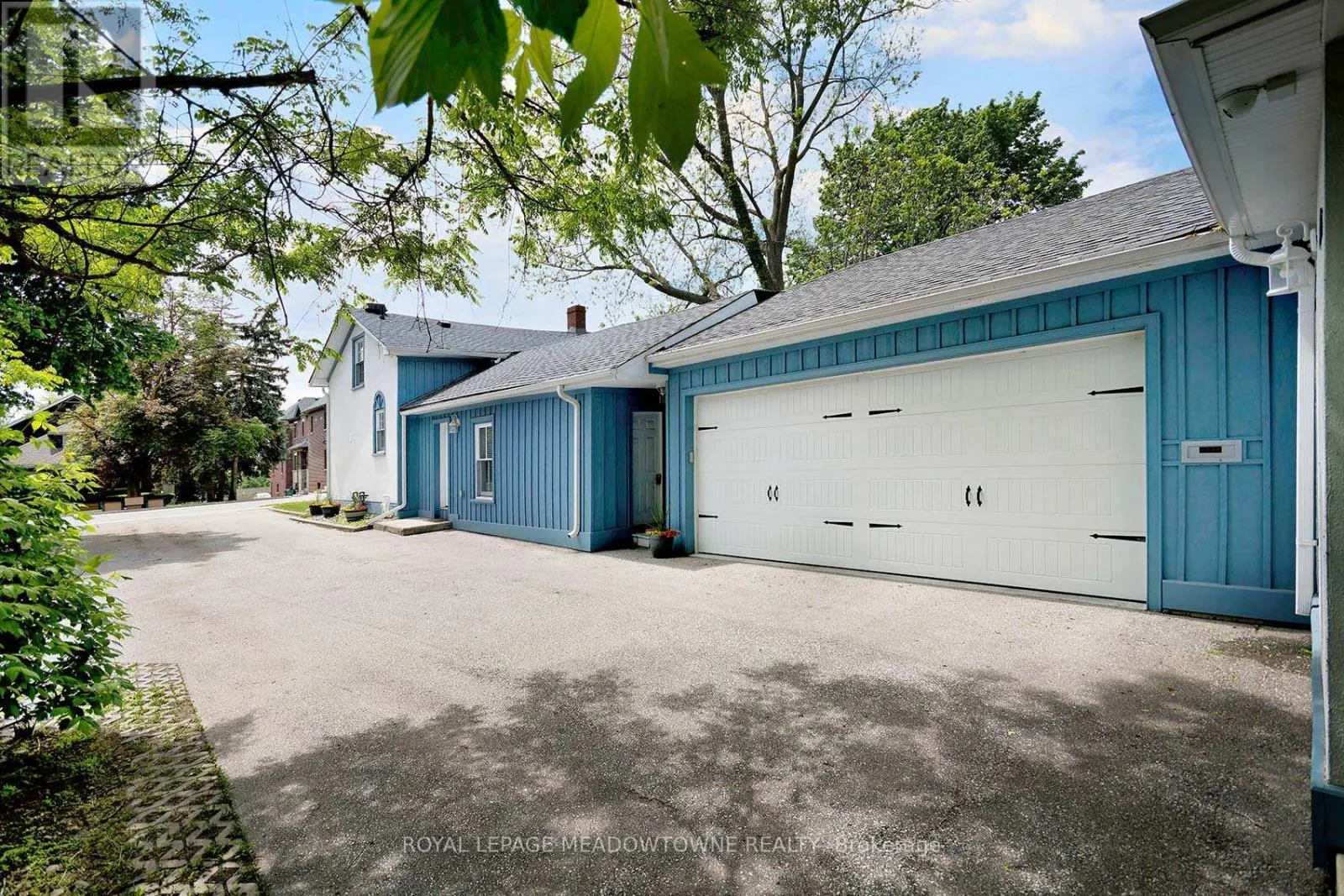 307 QUEEN STREET S
