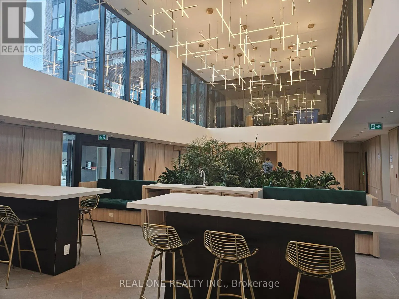 1711 - 3079 TRAFALGAR ROAD