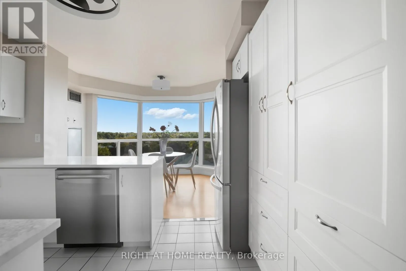 909 - 2155 BURNHAMTHORPE ROAD W