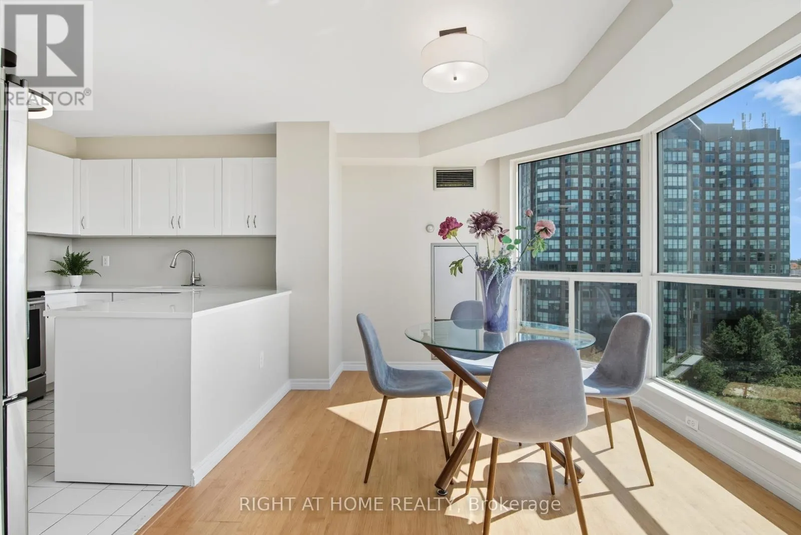909 - 2155 BURNHAMTHORPE ROAD W
