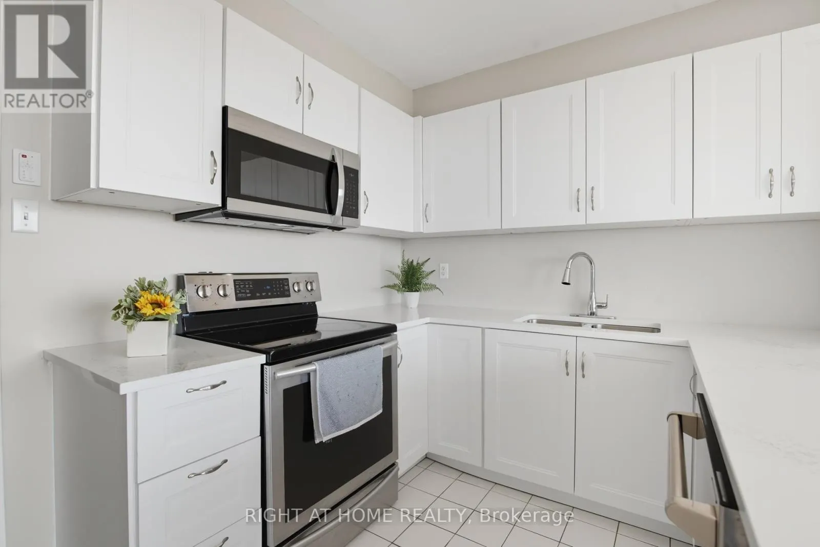 909 - 2155 BURNHAMTHORPE ROAD W