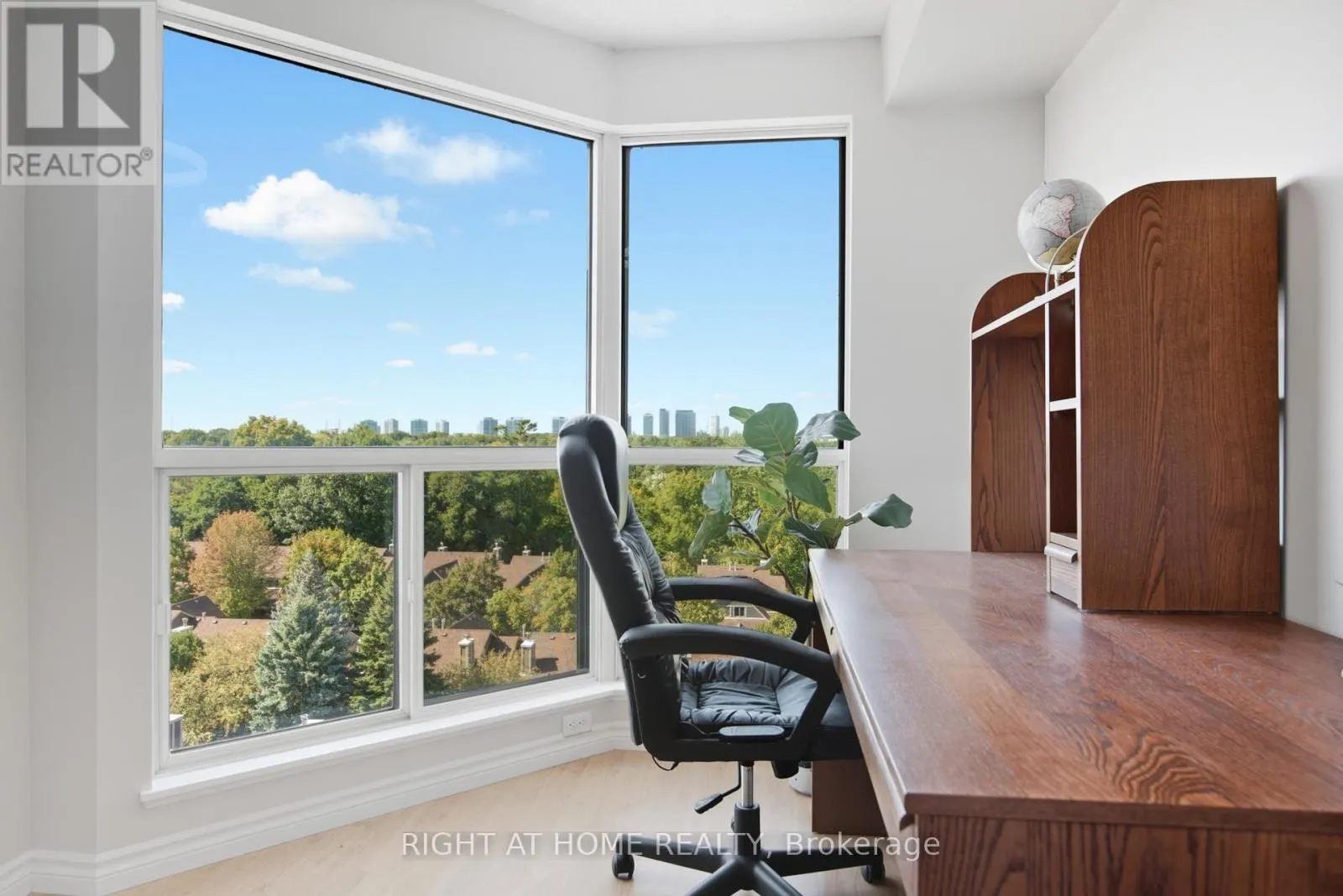 909 - 2155 BURNHAMTHORPE ROAD W