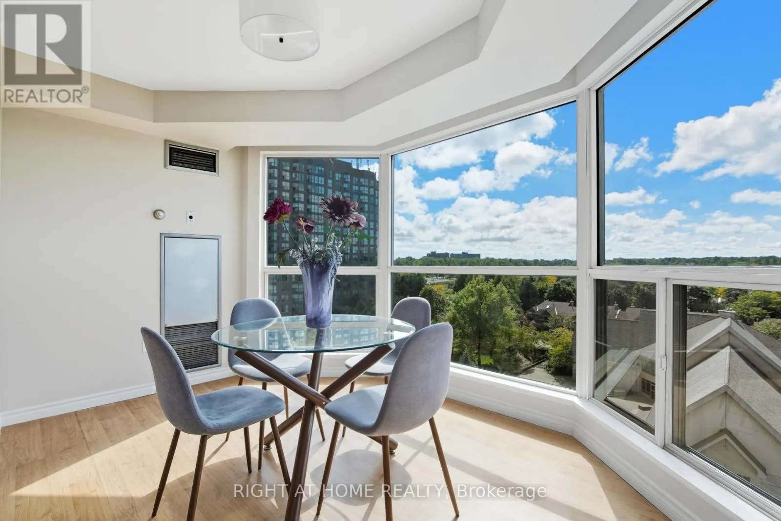 909 - 2155 BURNHAMTHORPE ROAD W