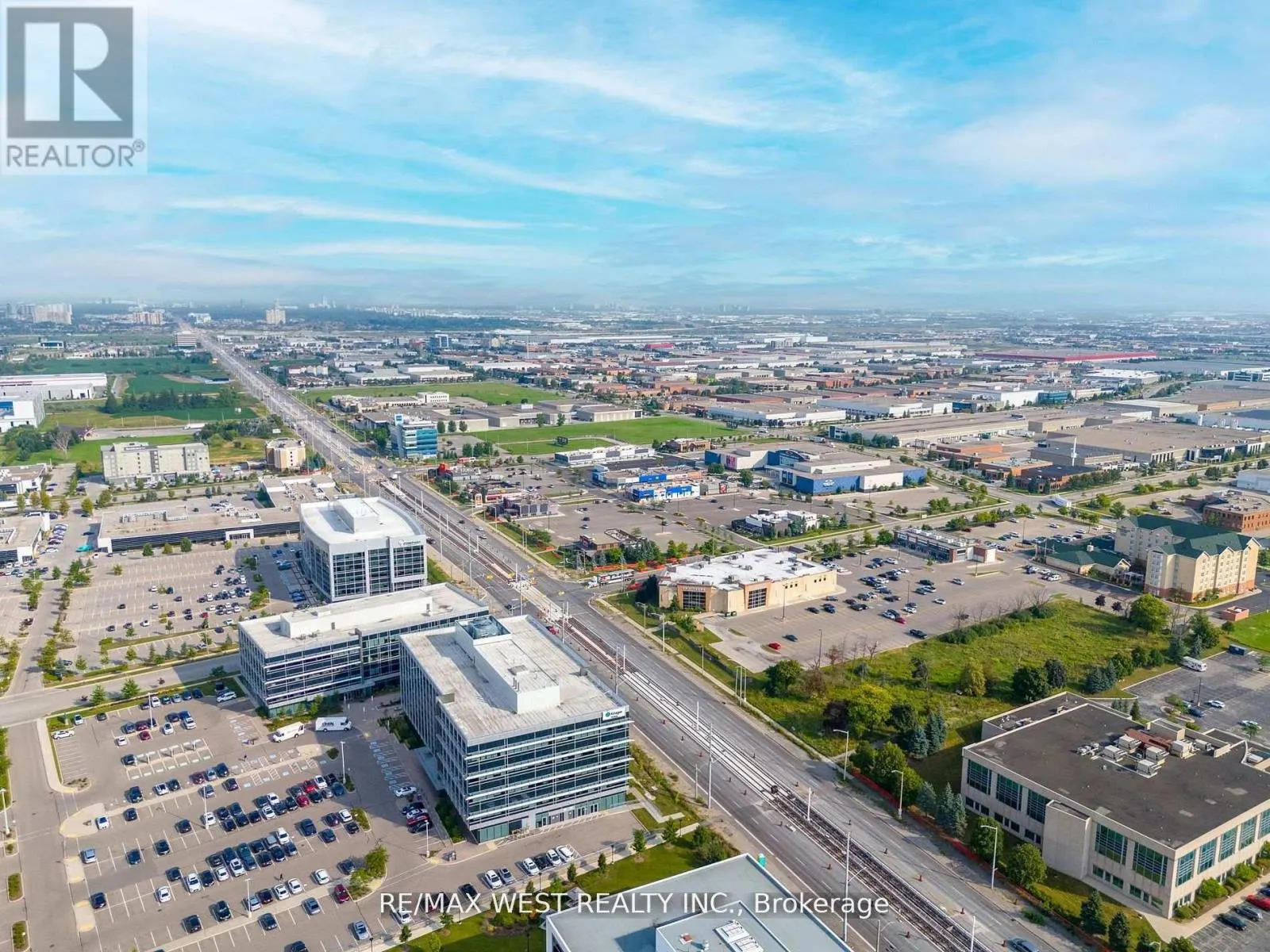 2 - 90 COURTNEYPARK DRIVE E