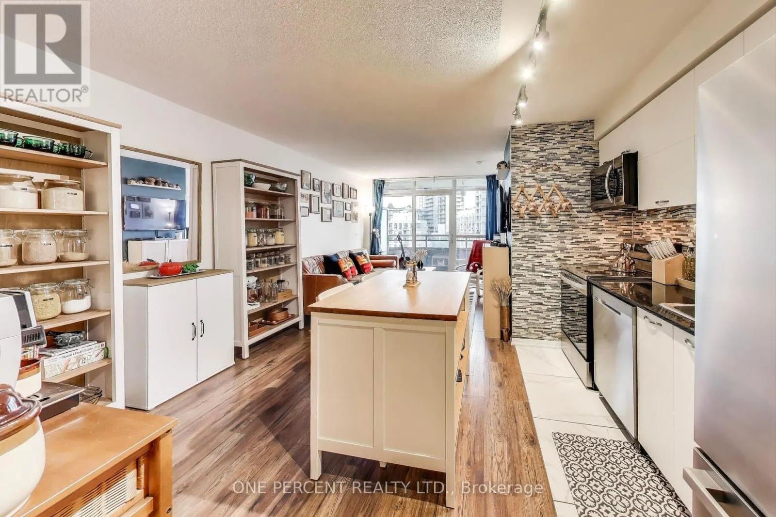 723 - 38 JOE SHUSTER WAY