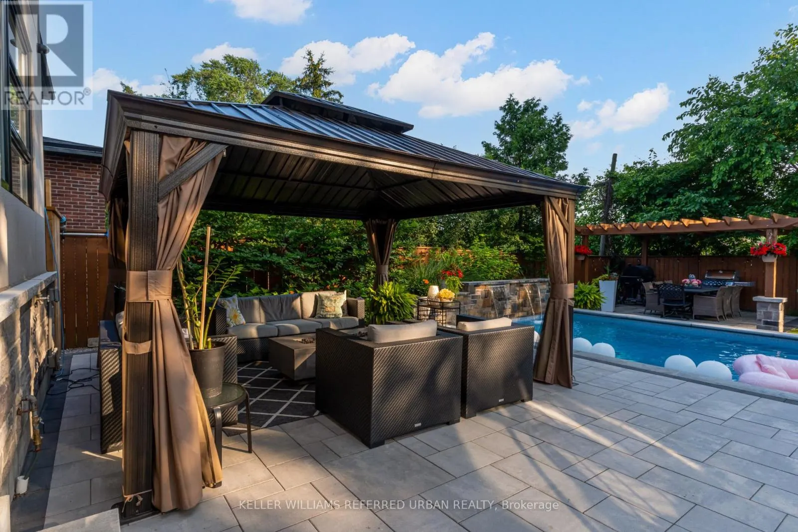 1376 APPLEWOOD ROAD