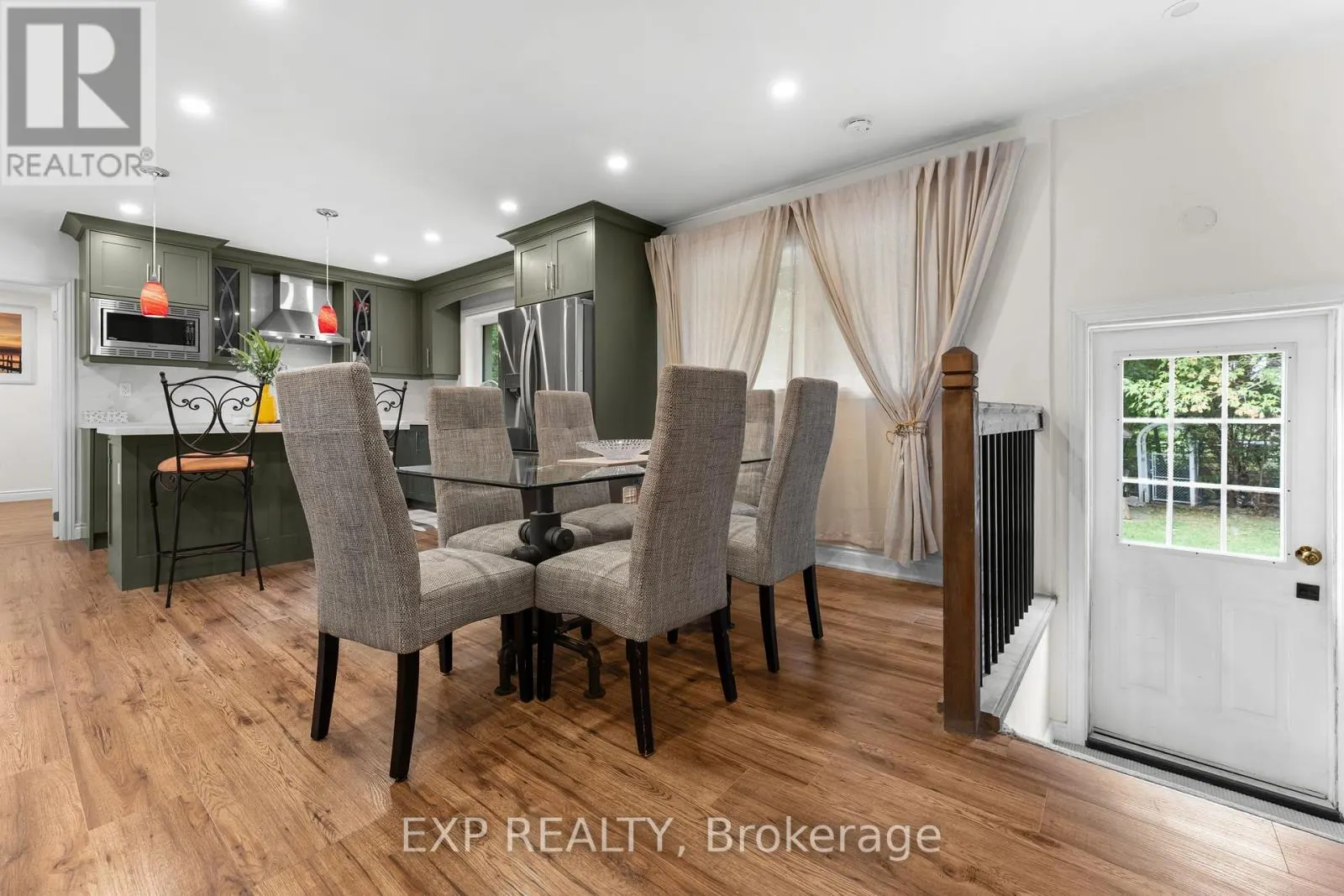 208 GLEN OAK DRIVE