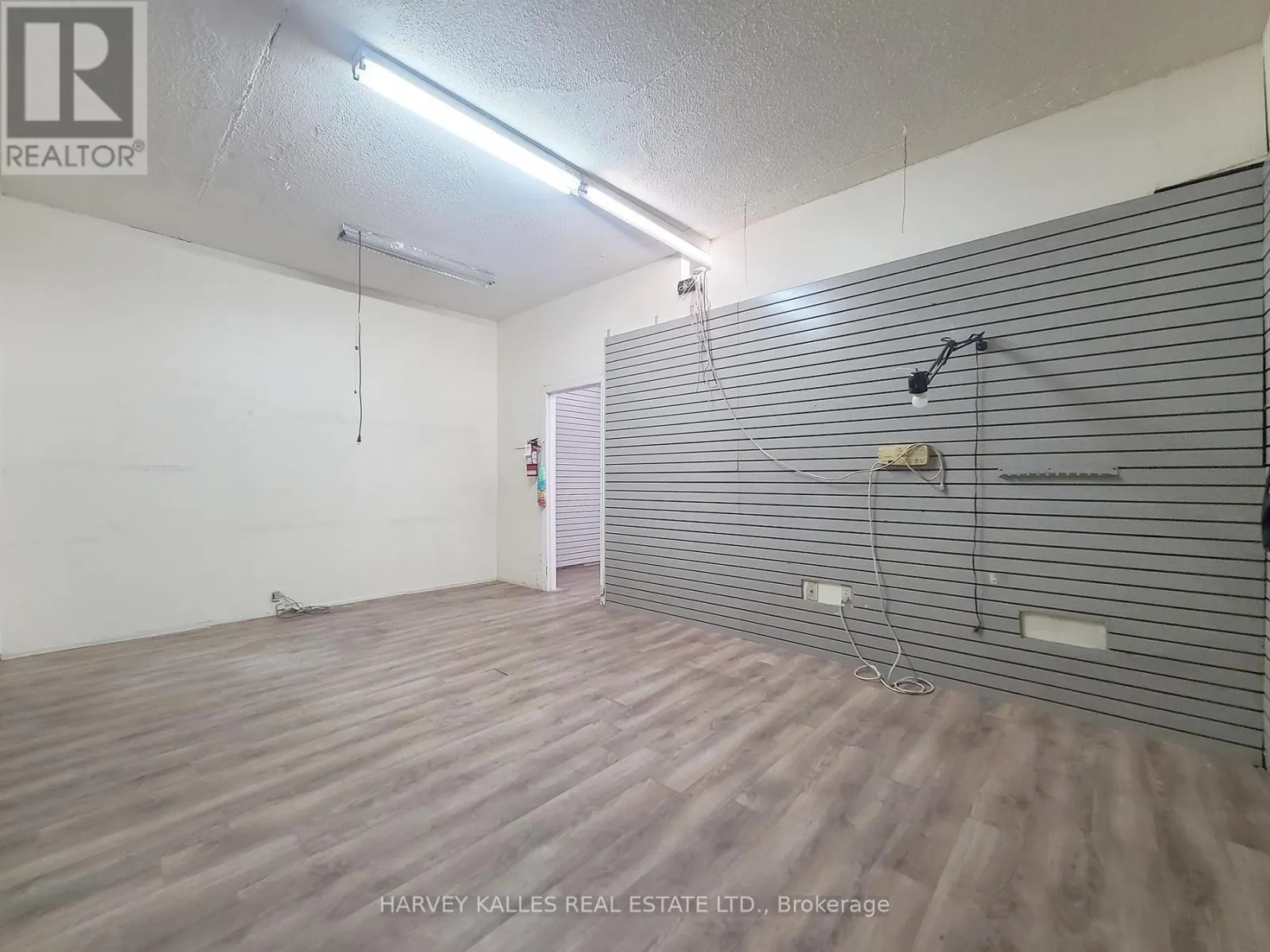 RETAIL - 3819 LAKE SHORE BOULEVARD W