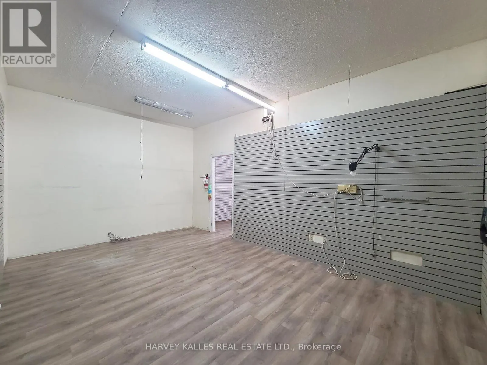 RETAIL - 3819 LAKE SHORE BOULEVARD W