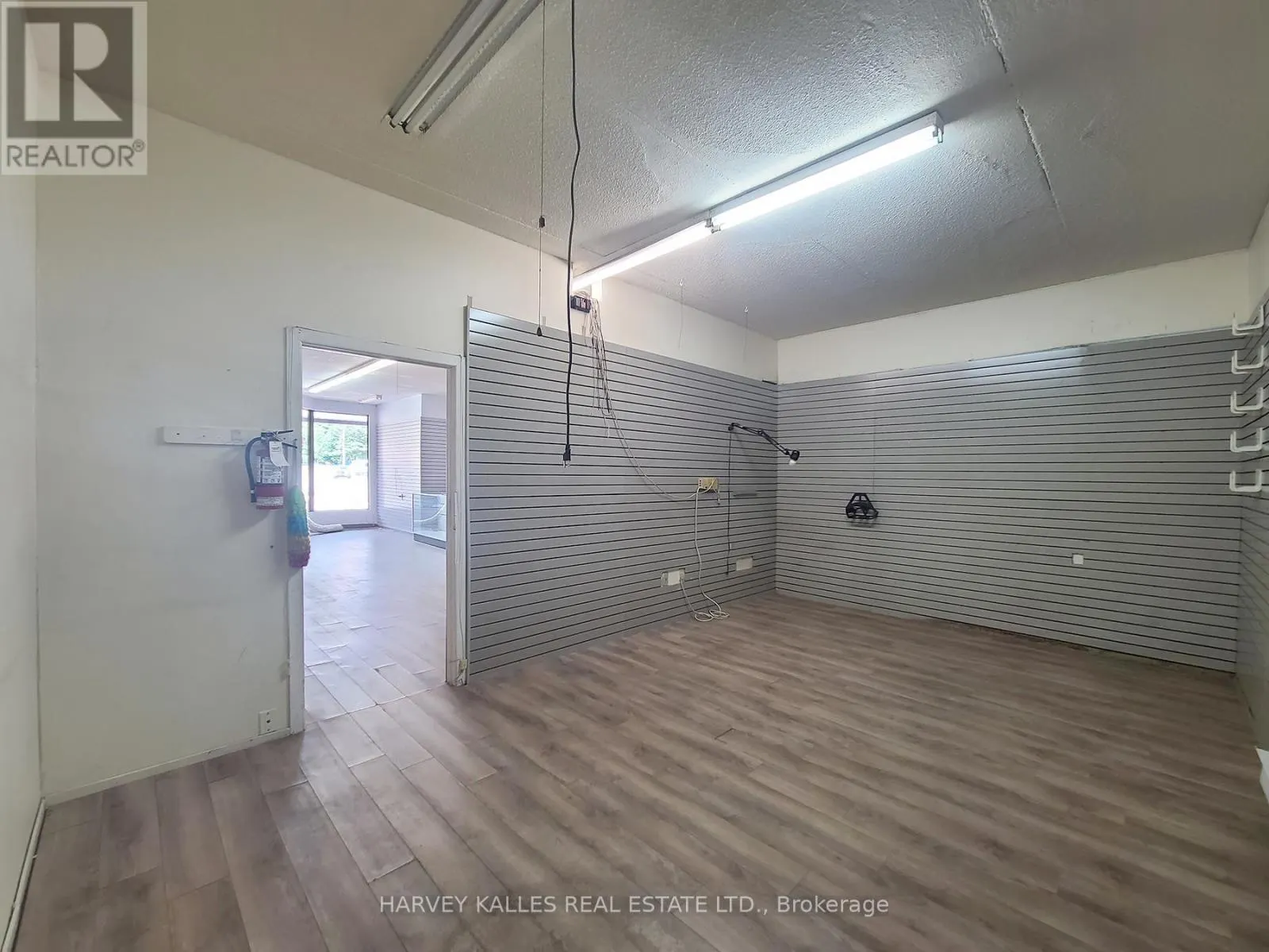 RETAIL - 3819 LAKE SHORE BOULEVARD W