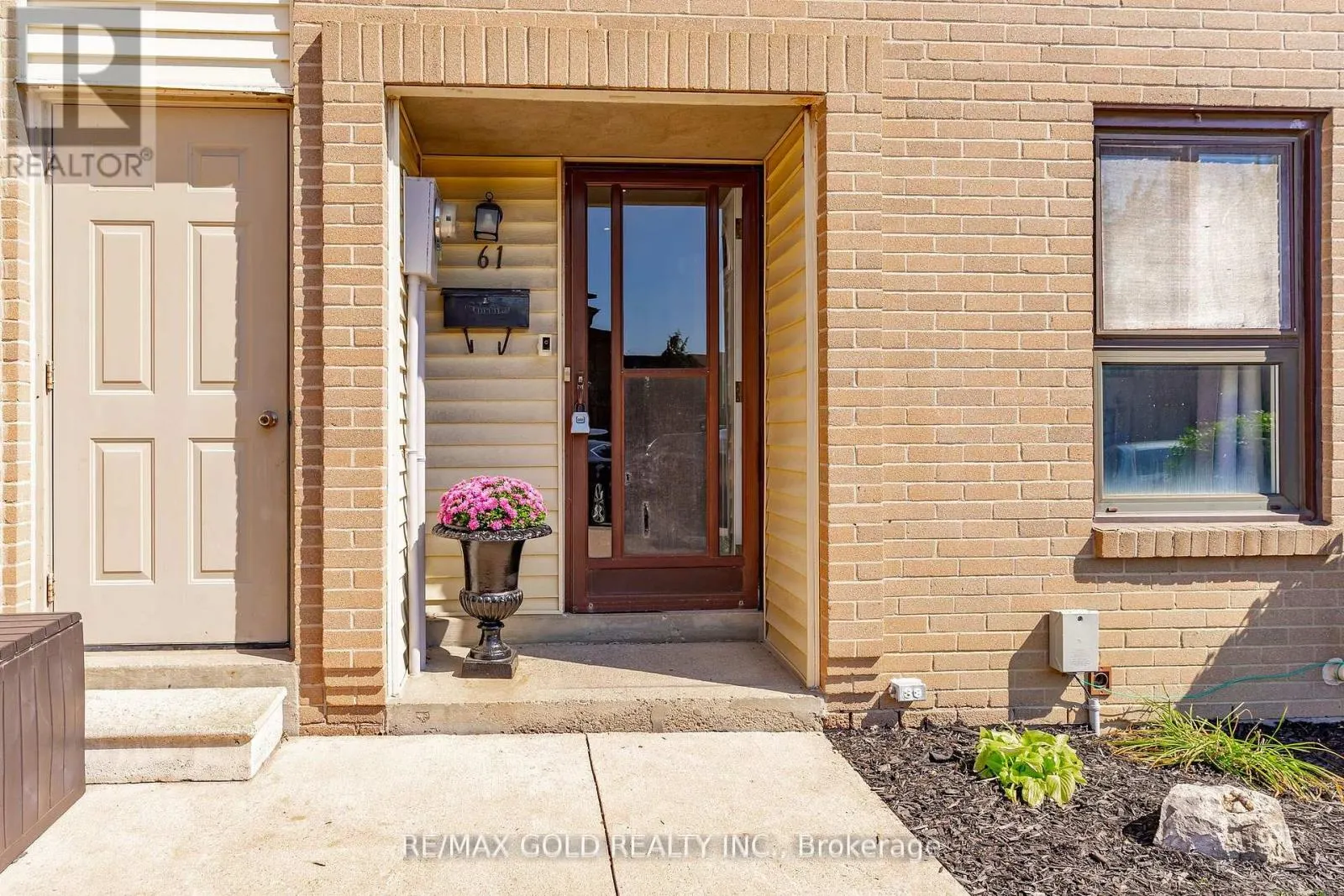 61 - 46 DEARBOURNE BOULEVARD