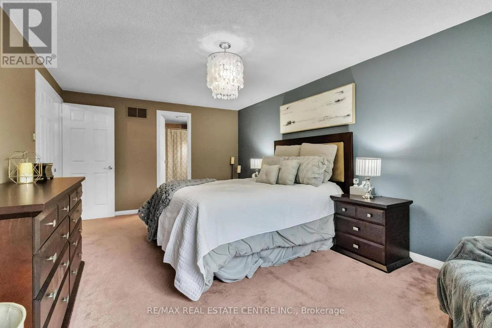 23 OLEANDER CRESCENT N