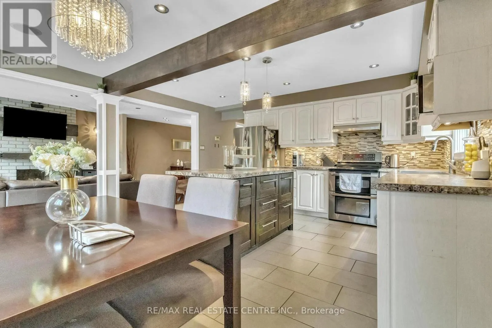 23 OLEANDER CRESCENT N