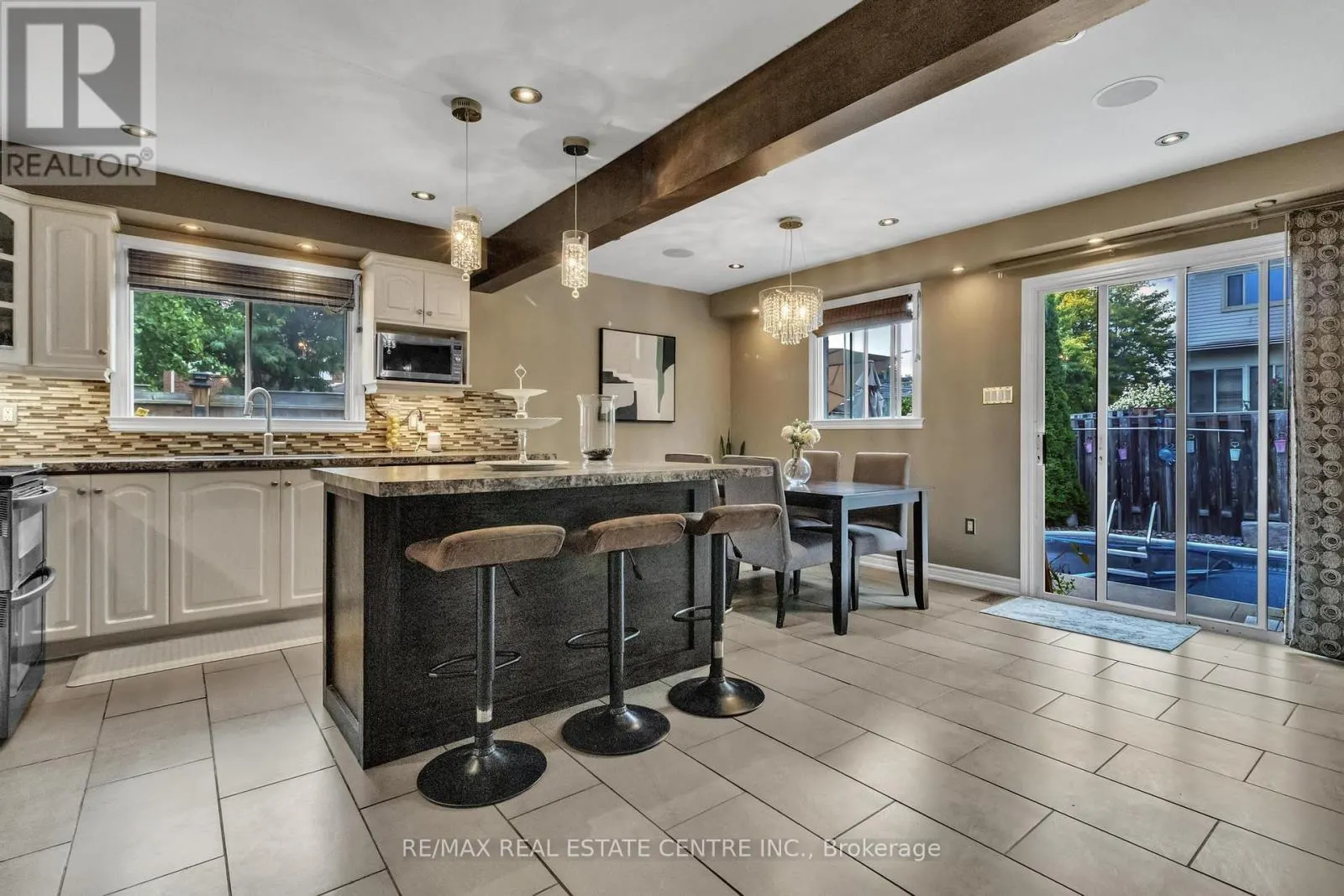 23 OLEANDER CRESCENT N
