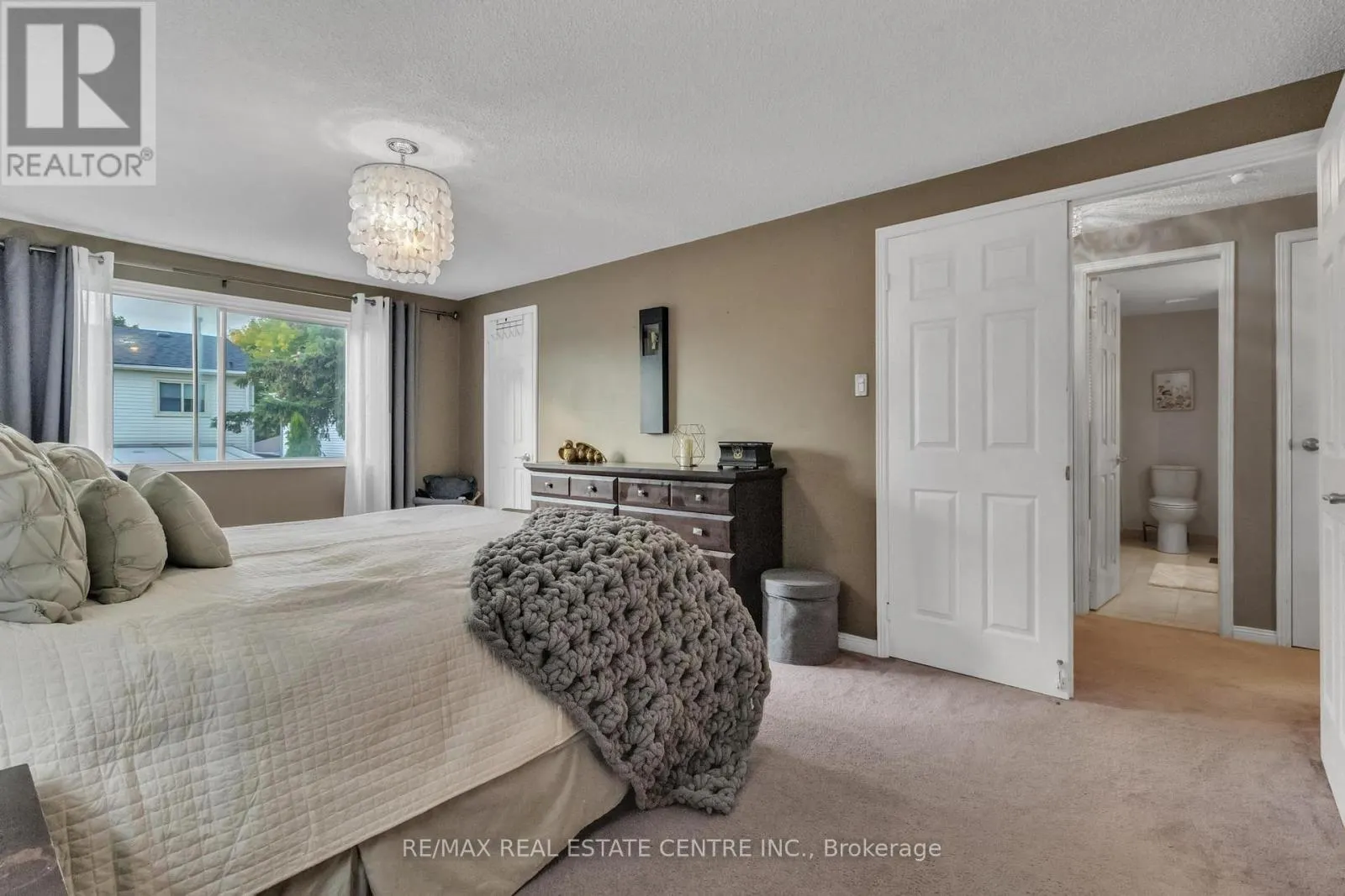 23 OLEANDER CRESCENT N