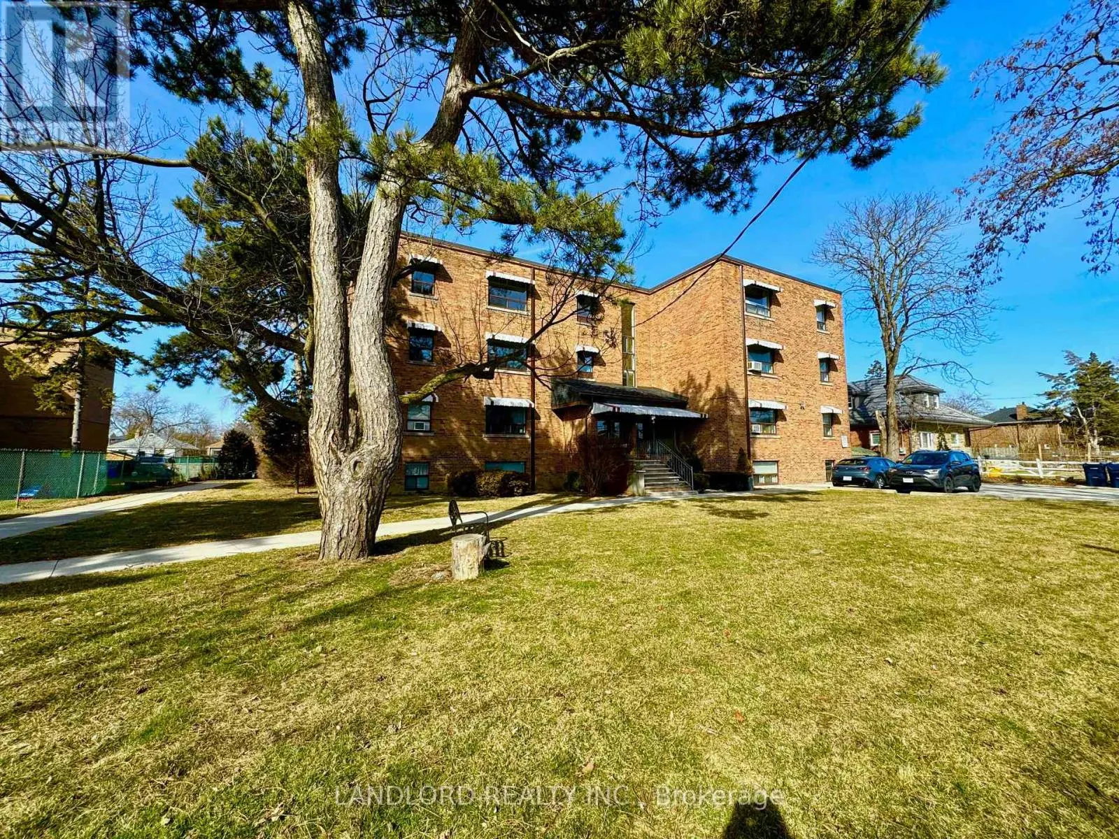 4 - 2696 LAKE SHORE BOULEVARD W