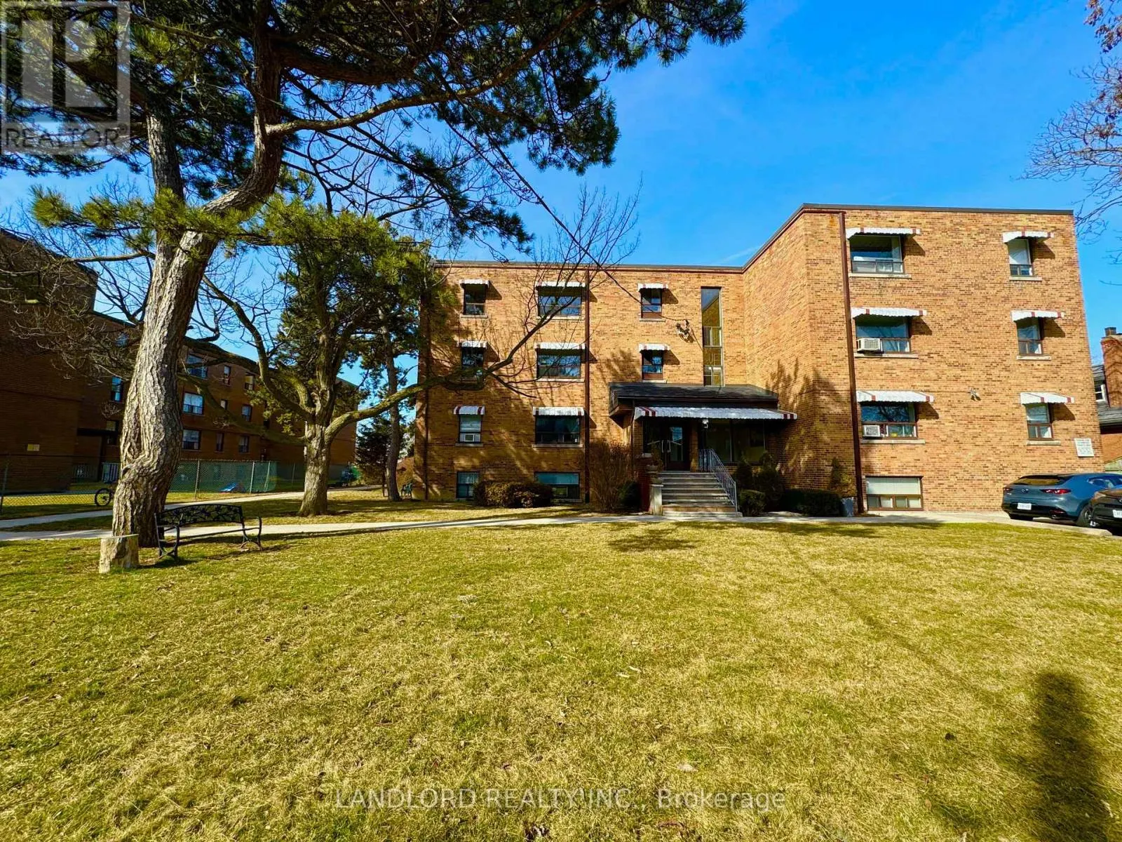 4 - 2696 LAKE SHORE BOULEVARD W