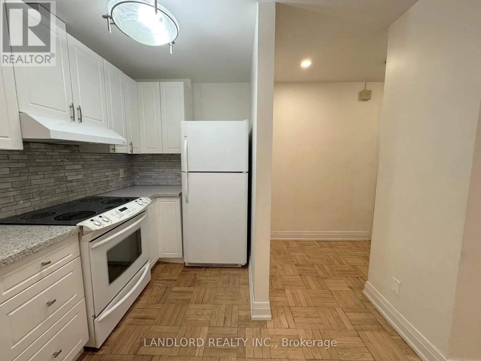 4 - 2696 LAKE SHORE BOULEVARD W